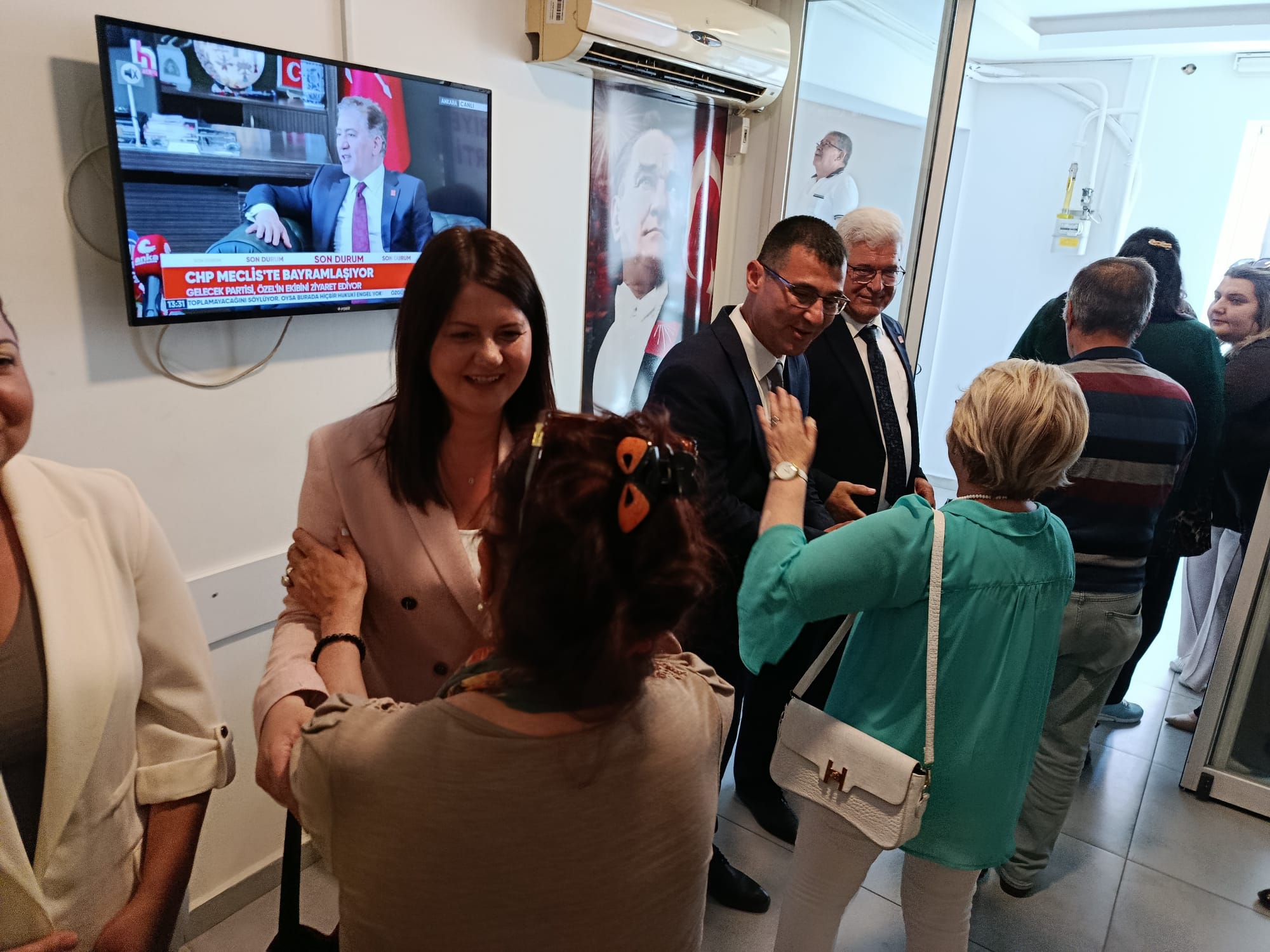 Cumhuriyet Halk Partisi (CHP) Edirne Merkez İlçe Başkanlığı'nda Kurban Bayramı dolayısıyla geleneksel bayramlaşma töreni düzenlendi.